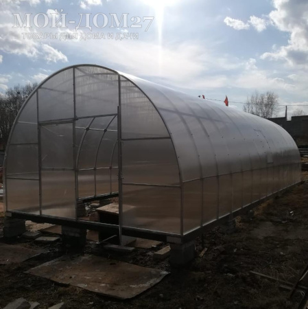 Теплица Фермерская 4,2х10 метров с поликарбонатом | Мой-Дом27 | Каркас изготовлен из оцинкованной замкнутой трубы 30*20 мм.<br>
 <b>Ширина - 4,2 метра</b>.&nbsp;Высота - 2,75&nbsp;метра. Длина - 10 метров<br>
 Выдерживаемая снеговая нагрузка - 150 кг/м2. Выдерживаемая ветровая нагрузка - до 27 м/с.<br>
 <b>Расстояние между дугами 0,65 метра. Толщина металла дуги 1,2 мм. С каждого торца по две двери и форточки в дверях</b><br>
 <b>
Стрингеров (горизонтальных соединений дуг)&nbsp;– 9 шт.&nbsp;</b>